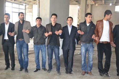 Hakkari'nin Yüksekova ilçesinde 12-13-11.2011 Kasım Dünya evine giren bazı çiftlerimizi sizler için sayfamıza taşıdık. Yüksekova Güncel ailesi olarak tüm çiftlerimize mutluluklar dileriz.