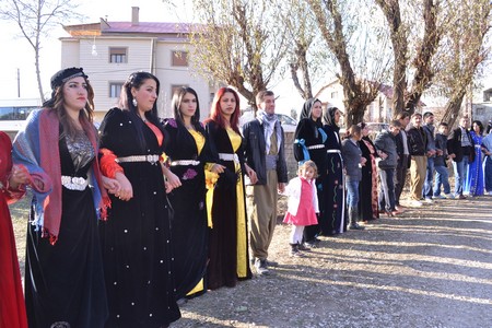 Hakkari'nin Yüksekova ilçesinde 12-13-11.2011 Kasım Dünya evine giren bazı çiftlerimizi sizler için sayfamıza taşıdık. Yüksekova Güncel ailesi olarak tüm çiftlerimize mutluluklar dileriz.