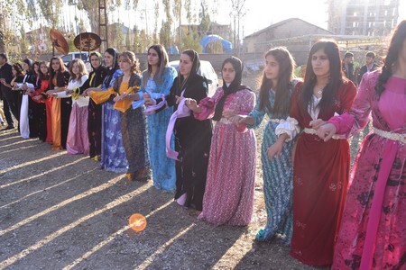 Hakkari'nin Yüksekova ilçesinde 12-13-11.2011 Kasım Dünya evine giren bazı çiftlerimizi sizler için sayfamıza taşıdık. Yüksekova Güncel ailesi olarak tüm çiftlerimize mutluluklar dileriz.