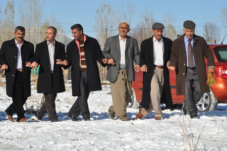 Hakkari'nin Yüksekova ilçesinde 12-13-11.2011 Kasım Dünya evine giren bazı çiftlerimizi sizler için sayfamıza taşıdık. Yüksekova Güncel ailesi olarak tüm çiftlerimize mutluluklar dileriz.