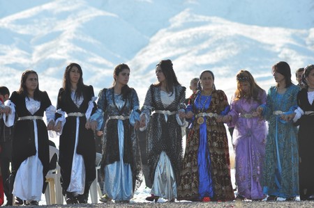 Hakkari'nin Yüksekova ilçesinde 12-13-11.2011 Kasım Dünya evine giren bazı çiftlerimizi sizler için sayfamıza taşıdık. Yüksekova Güncel ailesi olarak tüm çiftlerimize mutluluklar dileriz.
