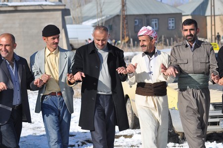 Hakkari'nin Yüksekova ilçesinde 12-13-11.2011 Kasım Dünya evine giren bazı çiftlerimizi sizler için sayfamıza taşıdık. Yüksekova Güncel ailesi olarak tüm çiftlerimize mutluluklar dileriz.
