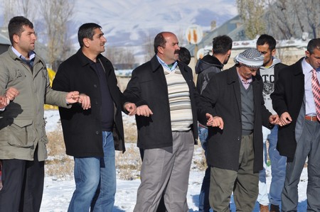 Hakkari'nin Yüksekova ilçesinde 12-13-11.2011 Kasım Dünya evine giren bazı çiftlerimizi sizler için sayfamıza taşıdık. Yüksekova Güncel ailesi olarak tüm çiftlerimize mutluluklar dileriz.