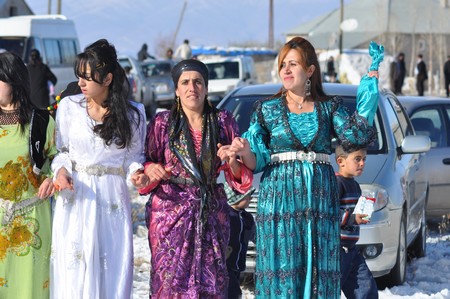 Hakkari'nin Yüksekova ilçesinde 12-13-11.2011 Kasım Dünya evine giren bazı çiftlerimizi sizler için sayfamıza taşıdık. Yüksekova Güncel ailesi olarak tüm çiftlerimize mutluluklar dileriz.