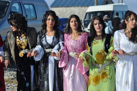 Hakkari'nin Yüksekova ilçesinde 12-13-11.2011 Kasım Dünya evine giren bazı çiftlerimizi sizler için sayfamıza taşıdık. Yüksekova Güncel ailesi olarak tüm çiftlerimize mutluluklar dileriz.