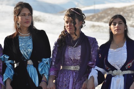 Hakkari'nin Yüksekova ilçesinde 12-13-11.2011 Kasım Dünya evine giren bazı çiftlerimizi sizler için sayfamıza taşıdık. Yüksekova Güncel ailesi olarak tüm çiftlerimize mutluluklar dileriz.