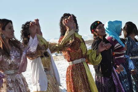 Hakkari'nin Yüksekova ilçesinde 12-13-11.2011 Kasım Dünya evine giren bazı çiftlerimizi sizler için sayfamıza taşıdık. Yüksekova Güncel ailesi olarak tüm çiftlerimize mutluluklar dileriz.