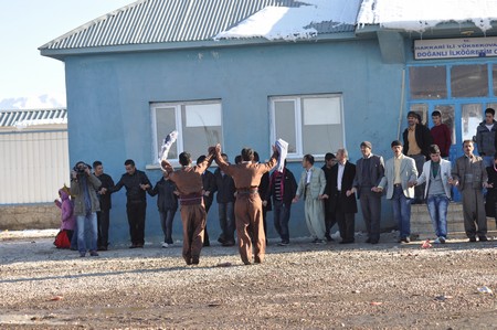 Hakkari'nin Yüksekova ilçesinde 12-13-11.2011 Kasım Dünya evine giren bazı çiftlerimizi sizler için sayfamıza taşıdık. Yüksekova Güncel ailesi olarak tüm çiftlerimize mutluluklar dileriz.
