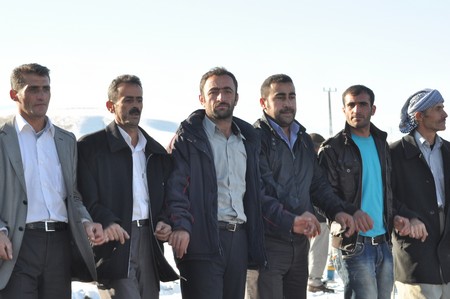 Hakkari'nin Yüksekova ilçesinde 12-13-11.2011 Kasım Dünya evine giren bazı çiftlerimizi sizler için sayfamıza taşıdık. Yüksekova Güncel ailesi olarak tüm çiftlerimize mutluluklar dileriz.