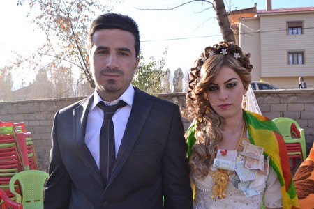 Hakkari'nin Yüksekova ilçesinde 12-13-11.2011 Kasım Dünya evine giren bazı çiftlerimizi sizler için sayfamıza taşıdık. Yüksekova Güncel ailesi olarak tüm çiftlerimize mutluluklar dileriz.