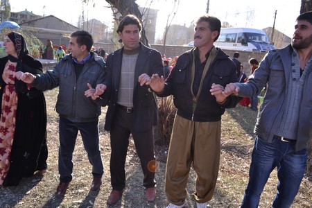 Hakkari'nin Yüksekova ilçesinde 12-13-11.2011 Kasım Dünya evine giren bazı çiftlerimizi sizler için sayfamıza taşıdık. Yüksekova Güncel ailesi olarak tüm çiftlerimize mutluluklar dileriz.