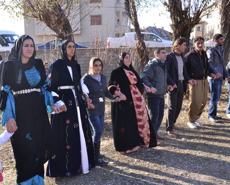 Hakkari'nin Yüksekova ilçesinde 12-13-11.2011 Kasım Dünya evine giren bazı çiftlerimizi sizler için sayfamıza taşıdık. Yüksekova Güncel ailesi olarak tüm çiftlerimize mutluluklar dileriz.