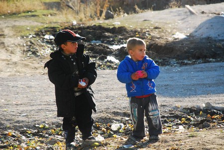 Deprem bölgesinde çocuk kareleri 