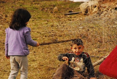 Deprem bölgesinde çocuk kareleri 