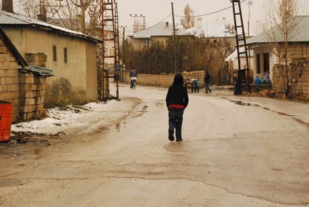 Deprem bölgesinde çocuk kareleri 