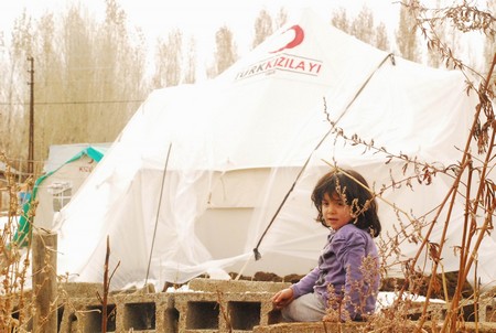Deprem bölgesinde çocuk kareleri 