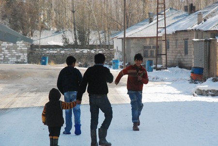 Deprem bölgesinde çocuk kareleri 