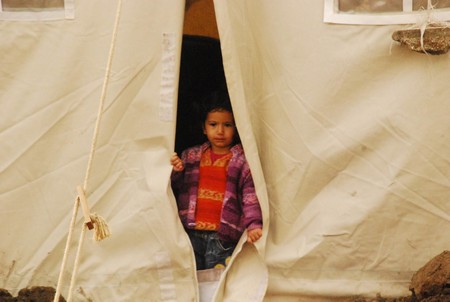 Deprem bölgesinde çocuk kareleri 