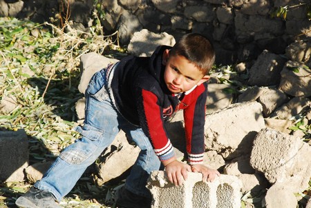 Deprem bölgesinde çocuk kareleri 