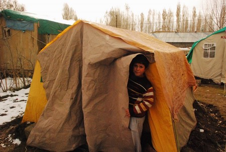 Deprem bölgesinde çocuk kareleri 