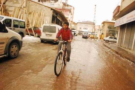 Deprem bölgesinde çocuk kareleri 