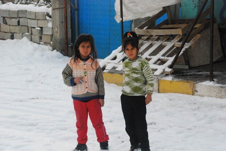 Deprem bölgesinde çocuk kareleri 