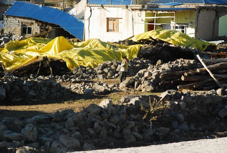 Deprem bölgesinde çocuk kareleri 