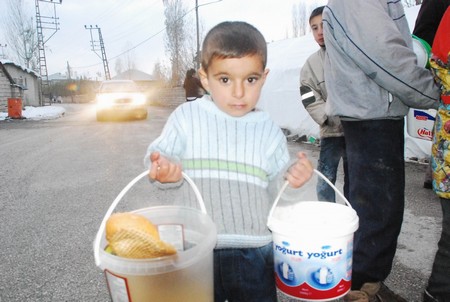Deprem bölgesinde çocuk kareleri 