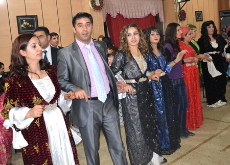 Hakkari'nin Yüksekova ilçesinde 19-20-11.2011 Kasım Dünya evine giren bazı çiftlerimizi sizler için sayfamıza taşıdık. Yüksekova Güncel ailesi olarak tüm çiftlerimize mutluluklar dileriz.