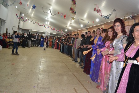 Hakkari'nin Yüksekova ilçesinde 19-20-11.2011 Kasım Dünya evine giren bazı çiftlerimizi sizler için sayfamıza taşıdık. Yüksekova Güncel ailesi olarak tüm çiftlerimize mutluluklar dileriz.