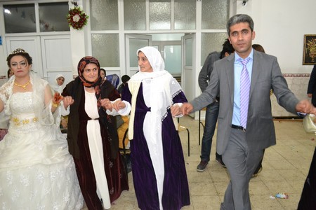 Hakkari'nin Yüksekova ilçesinde 19-20-11.2011 Kasım Dünya evine giren bazı çiftlerimizi sizler için sayfamıza taşıdık. Yüksekova Güncel ailesi olarak tüm çiftlerimize mutluluklar dileriz.
