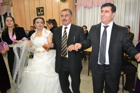 Hakkari'nin Yüksekova ilçesinde 19-20-11.2011 Kasım Dünya evine giren bazı çiftlerimizi sizler için sayfamıza taşıdık. Yüksekova Güncel ailesi olarak tüm çiftlerimize mutluluklar dileriz.