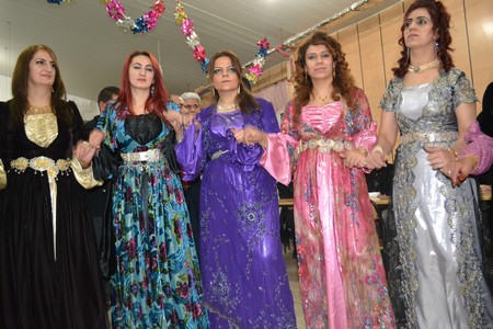 Hakkari'nin Yüksekova ilçesinde 19-20-11.2011 Kasım Dünya evine giren bazı çiftlerimizi sizler için sayfamıza taşıdık. Yüksekova Güncel ailesi olarak tüm çiftlerimize mutluluklar dileriz.