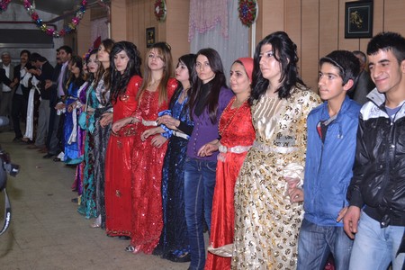 Hakkari'nin Yüksekova ilçesinde 19-20-11.2011 Kasım Dünya evine giren bazı çiftlerimizi sizler için sayfamıza taşıdık. Yüksekova Güncel ailesi olarak tüm çiftlerimize mutluluklar dileriz.