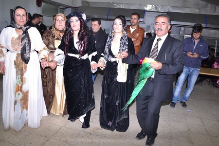 Hakkari'nin Yüksekova ilçesinde 19-20-11.2011 Kasım Dünya evine giren bazı çiftlerimizi sizler için sayfamıza taşıdık. Yüksekova Güncel ailesi olarak tüm çiftlerimize mutluluklar dileriz.