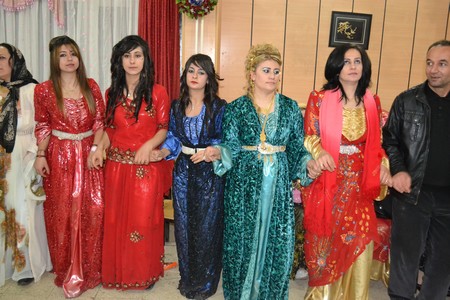 Hakkari'nin Yüksekova ilçesinde 19-20-11.2011 Kasım Dünya evine giren bazı çiftlerimizi sizler için sayfamıza taşıdık. Yüksekova Güncel ailesi olarak tüm çiftlerimize mutluluklar dileriz.