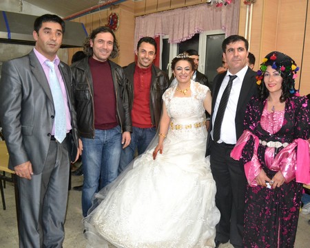 Hakkari'nin Yüksekova ilçesinde 19-20-11.2011 Kasım Dünya evine giren bazı çiftlerimizi sizler için sayfamıza taşıdık. Yüksekova Güncel ailesi olarak tüm çiftlerimize mutluluklar dileriz.