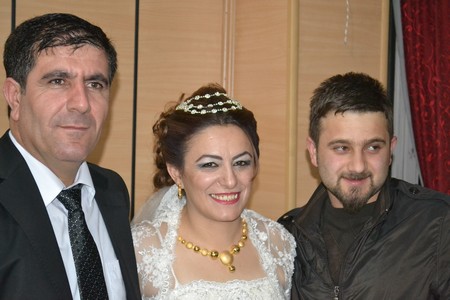 Hakkari'nin Yüksekova ilçesinde 19-20-11.2011 Kasım Dünya evine giren bazı çiftlerimizi sizler için sayfamıza taşıdık. Yüksekova Güncel ailesi olarak tüm çiftlerimize mutluluklar dileriz.