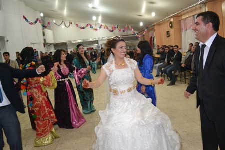 Hakkari'nin Yüksekova ilçesinde 19-20-11.2011 Kasım Dünya evine giren bazı çiftlerimizi sizler için sayfamıza taşıdık. Yüksekova Güncel ailesi olarak tüm çiftlerimize mutluluklar dileriz.