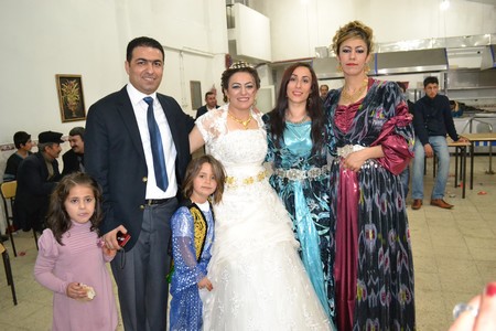 Hakkari'nin Yüksekova ilçesinde 19-20-11.2011 Kasım Dünya evine giren bazı çiftlerimizi sizler için sayfamıza taşıdık. Yüksekova Güncel ailesi olarak tüm çiftlerimize mutluluklar dileriz.