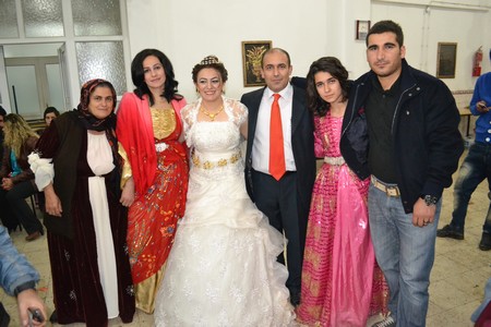 Hakkari'nin Yüksekova ilçesinde 19-20-11.2011 Kasım Dünya evine giren bazı çiftlerimizi sizler için sayfamıza taşıdık. Yüksekova Güncel ailesi olarak tüm çiftlerimize mutluluklar dileriz.