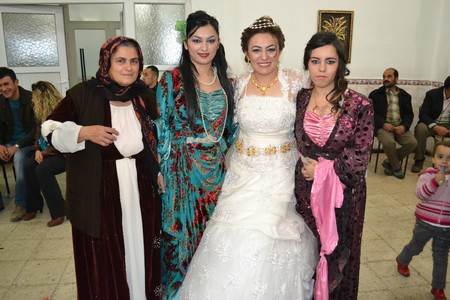 Hakkari'nin Yüksekova ilçesinde 19-20-11.2011 Kasım Dünya evine giren bazı çiftlerimizi sizler için sayfamıza taşıdık. Yüksekova Güncel ailesi olarak tüm çiftlerimize mutluluklar dileriz.