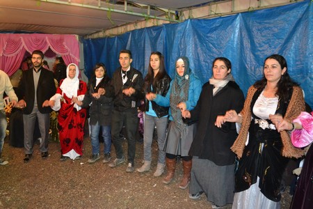 Hakkari'nin Yüksekova ilçesinde 19-20-11.2011 Kasım Dünya evine giren bazı çiftlerimizi sizler için sayfamıza taşıdık. Yüksekova Güncel ailesi olarak tüm çiftlerimize mutluluklar dileriz.