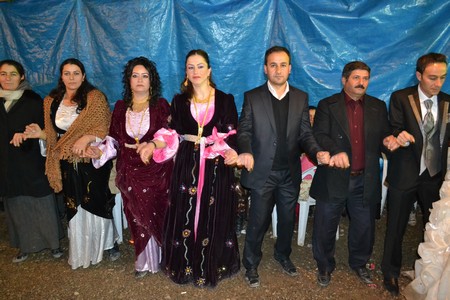 Hakkari'nin Yüksekova ilçesinde 19-20-11.2011 Kasım Dünya evine giren bazı çiftlerimizi sizler için sayfamıza taşıdık. Yüksekova Güncel ailesi olarak tüm çiftlerimize mutluluklar dileriz.