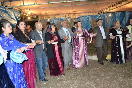 Hakkari'nin Yüksekova ilçesinde 19-20-11.2011 Kasım Dünya evine giren bazı çiftlerimizi sizler için sayfamıza taşıdık. Yüksekova Güncel ailesi olarak tüm çiftlerimize mutluluklar dileriz.