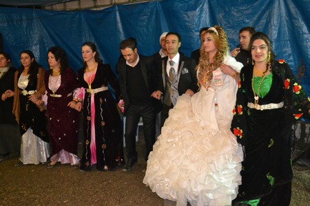 Hakkari'nin Yüksekova ilçesinde 19-20-11.2011 Kasım Dünya evine giren bazı çiftlerimizi sizler için sayfamıza taşıdık. Yüksekova Güncel ailesi olarak tüm çiftlerimize mutluluklar dileriz.