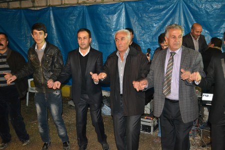 Hakkari'nin Yüksekova ilçesinde 19-20-11.2011 Kasım Dünya evine giren bazı çiftlerimizi sizler için sayfamıza taşıdık. Yüksekova Güncel ailesi olarak tüm çiftlerimize mutluluklar dileriz.