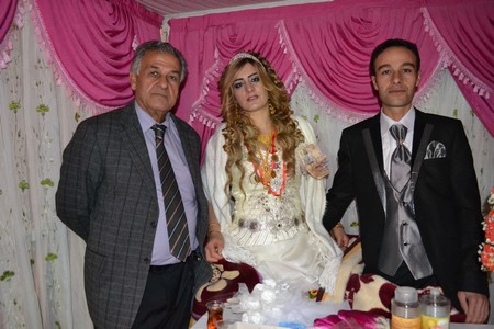 Hakkari'nin Yüksekova ilçesinde 19-20-11.2011 Kasım Dünya evine giren bazı çiftlerimizi sizler için sayfamıza taşıdık. Yüksekova Güncel ailesi olarak tüm çiftlerimize mutluluklar dileriz.