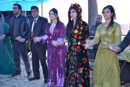 Hakkari'nin Yüksekova ilçesinde 19-20-11.2011 Kasım Dünya evine giren bazı çiftlerimizi sizler için sayfamıza taşıdık. Yüksekova Güncel ailesi olarak tüm çiftlerimize mutluluklar dileriz.