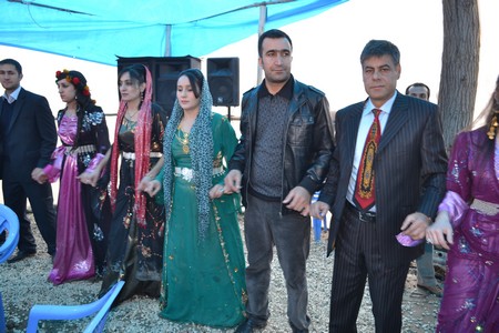 Hakkari'nin Yüksekova ilçesinde 19-20-11.2011 Kasım Dünya evine giren bazı çiftlerimizi sizler için sayfamıza taşıdık. Yüksekova Güncel ailesi olarak tüm çiftlerimize mutluluklar dileriz.